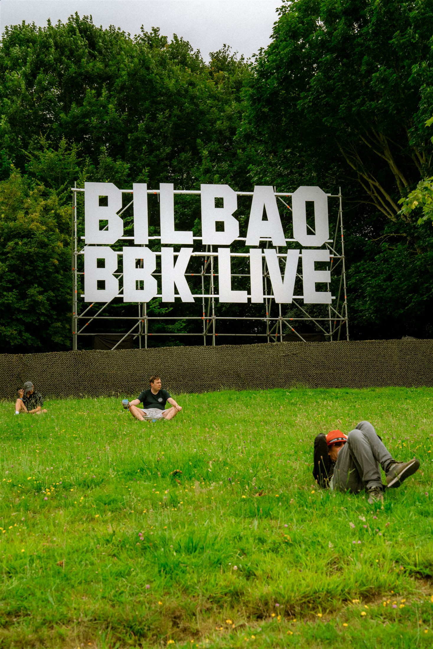 Cartel de Bilbao BBK Live 2024 sobre la colina de Kobetamendi - fotografía de Noland Live
