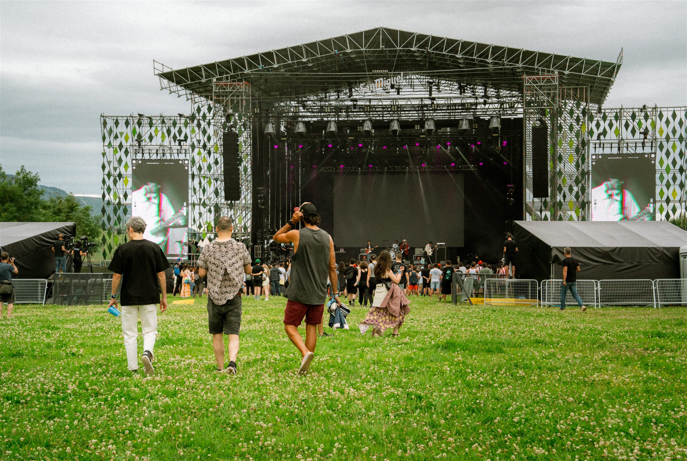 Escenario principal de Bilbao BBK Live 2024 con el público al frente - fotografía de Noland Live