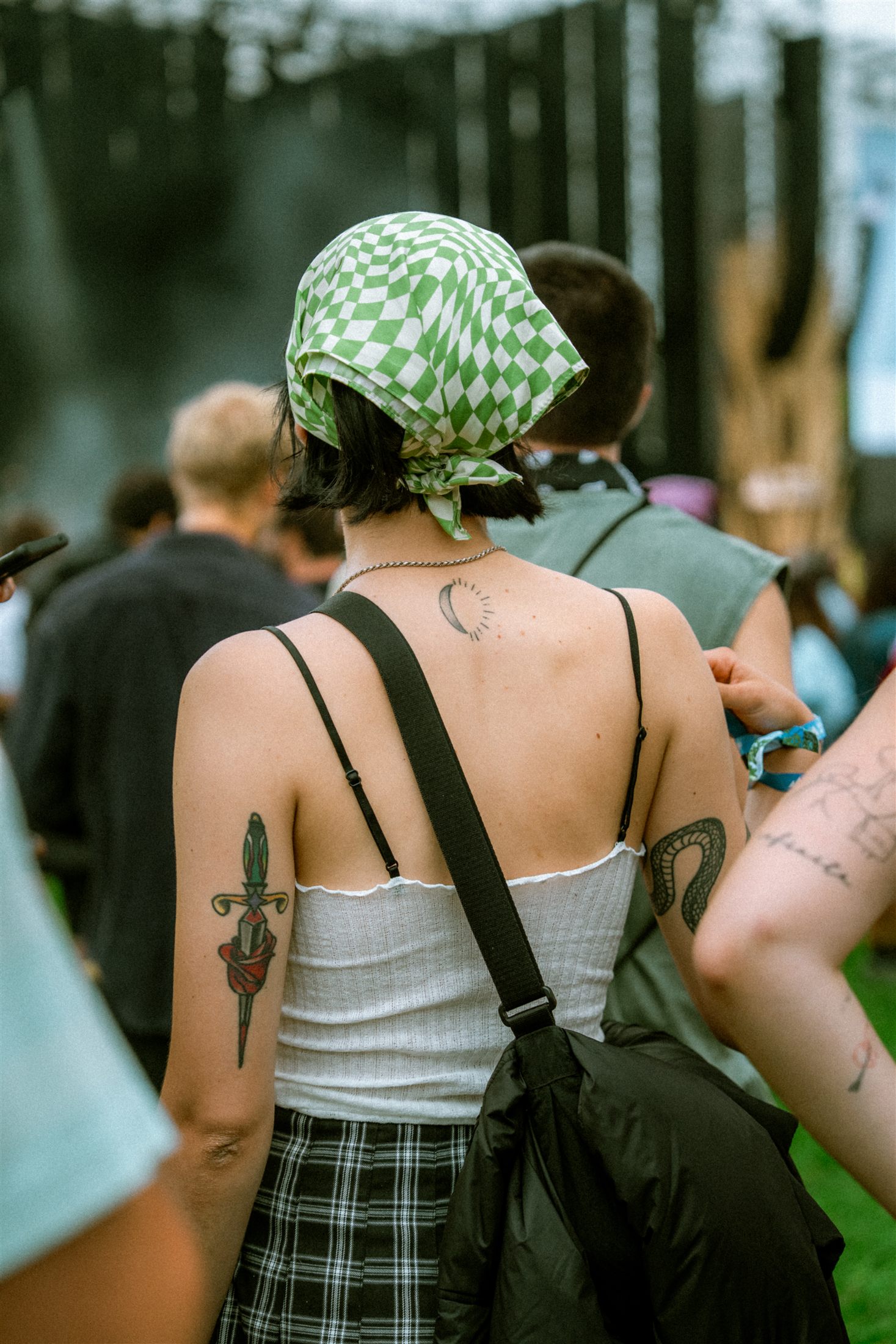 Amigas abrazadas entre el público de Bilbao BBK Live 2024 - fotografía de Noland Live