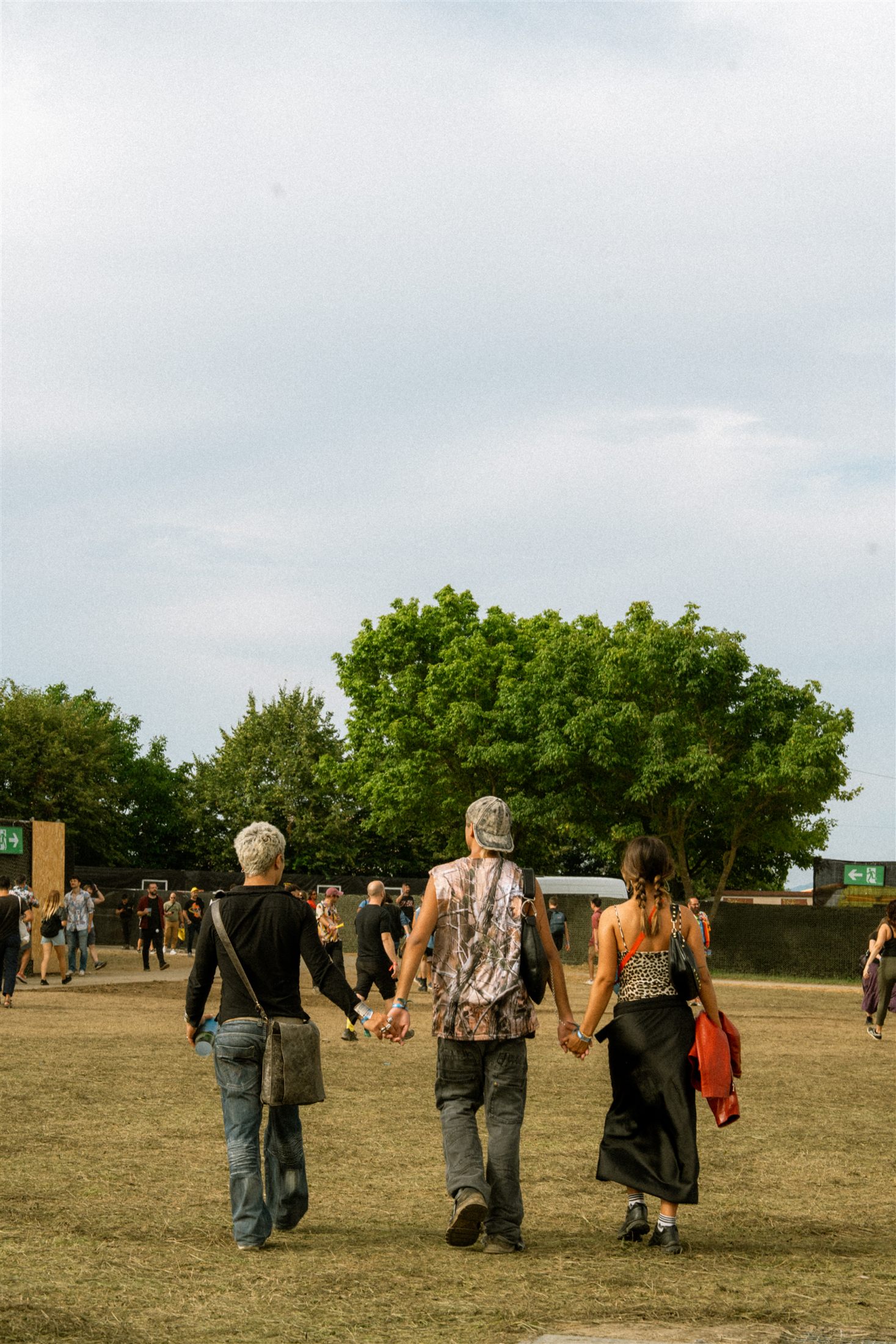 Grupo de amigas con sombreros blancos paseando por Bilbao BBK Live 2024 - fotografía de Noland Live