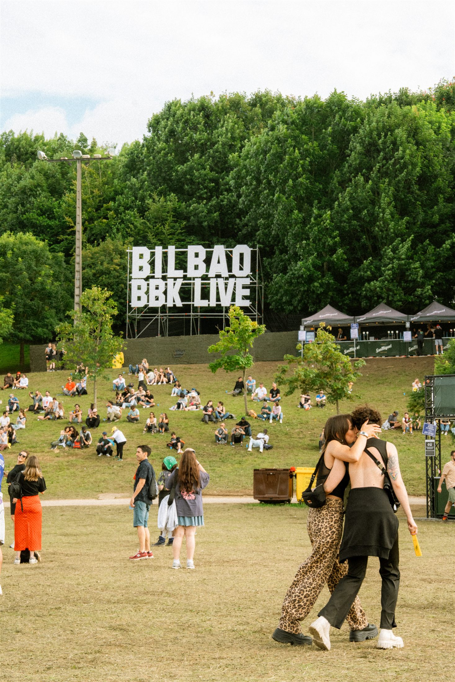 Multitud sentada en la colina frente al escenario de Bilbao BBK Live 2024 - fotografía de Noland Live