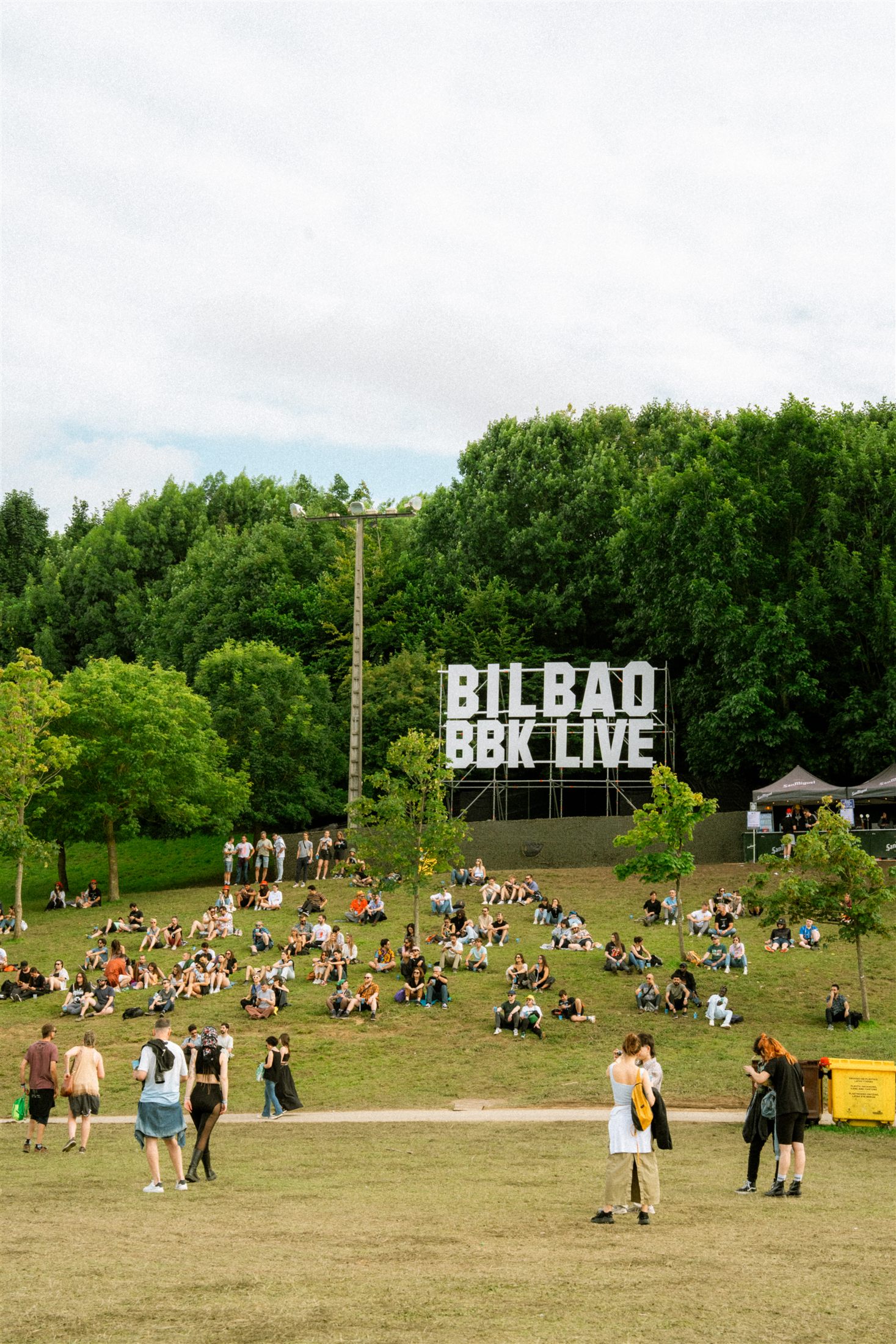 Público disfrutando del recinto de Bilbao BBK Live 2024 - fotografía de Noland Live
