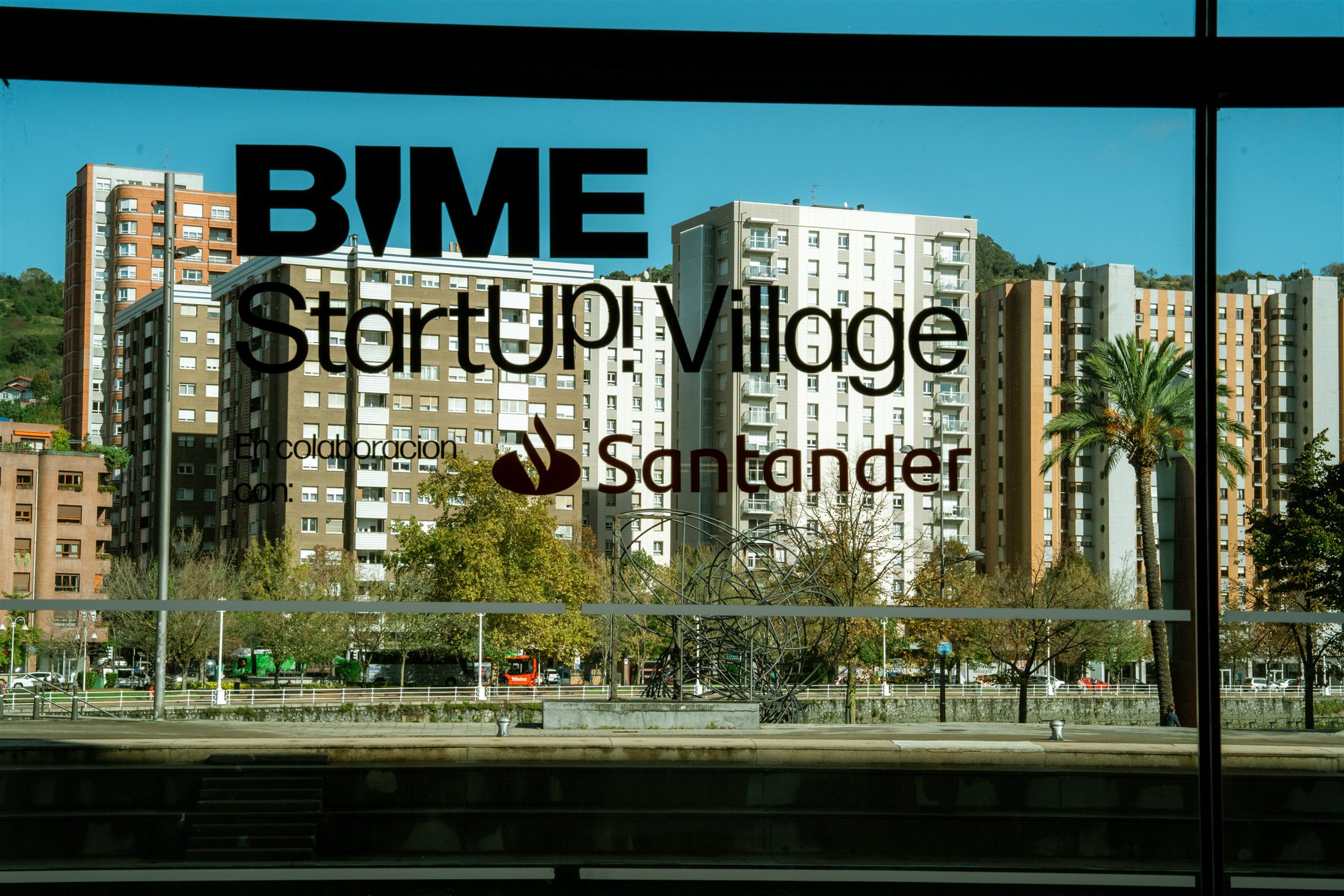 Cantante con los brazos en alto sobre el escenario de BIME Bilbao 2023