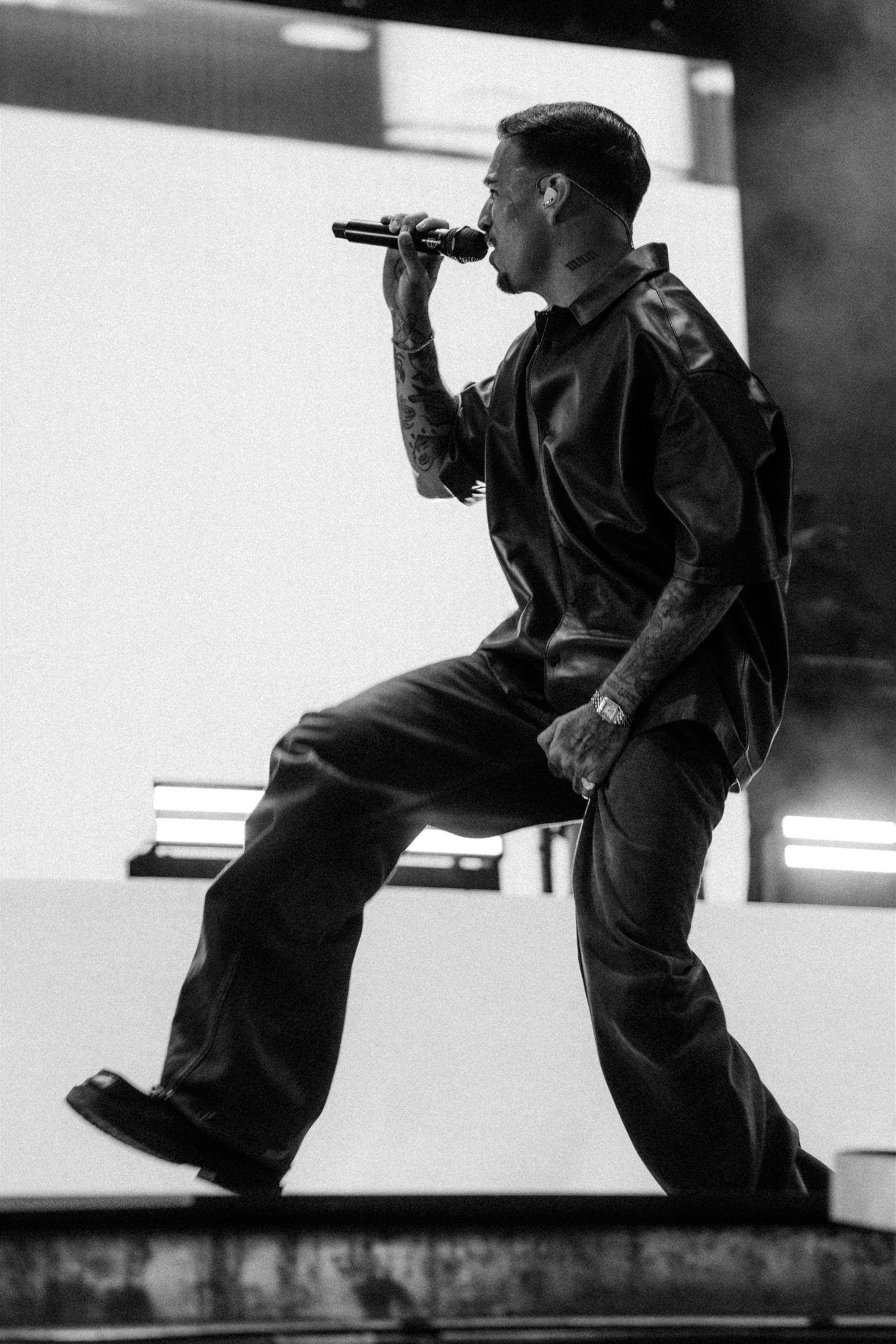 Rels B cantando en blanco y negro en Boombastic Gijón 2024 - fotografía de Noland Live