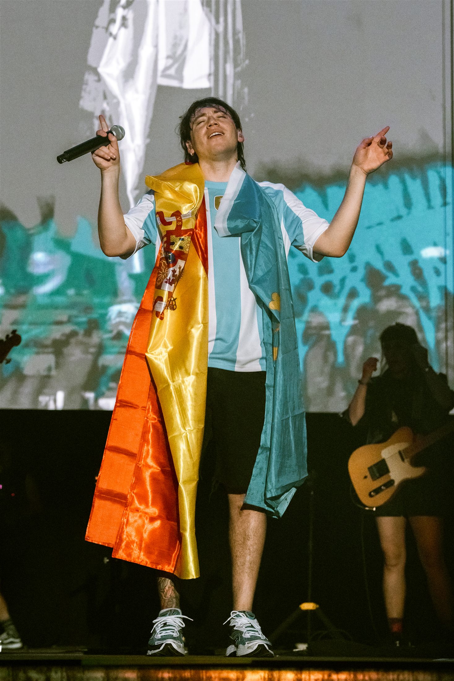 Paulo Londra actuando envuelto en banderas de España y Argentina en Boombastic Gijón