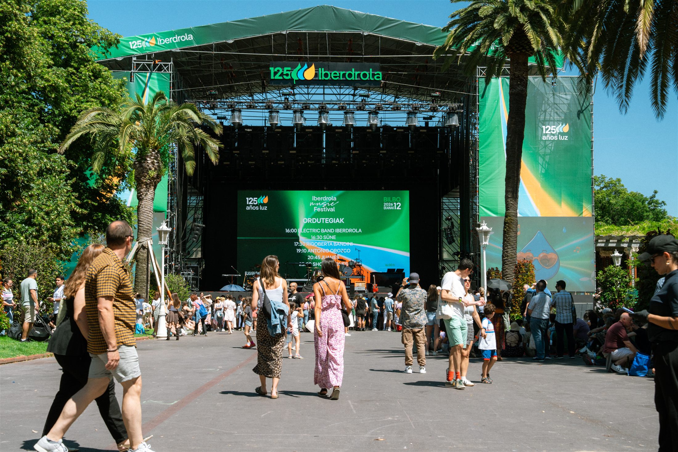 Escenario principal del Iberdrola Music Festival con la pantalla del cartel de artistas, Bilbao 2026 - fotografía de Noland Live