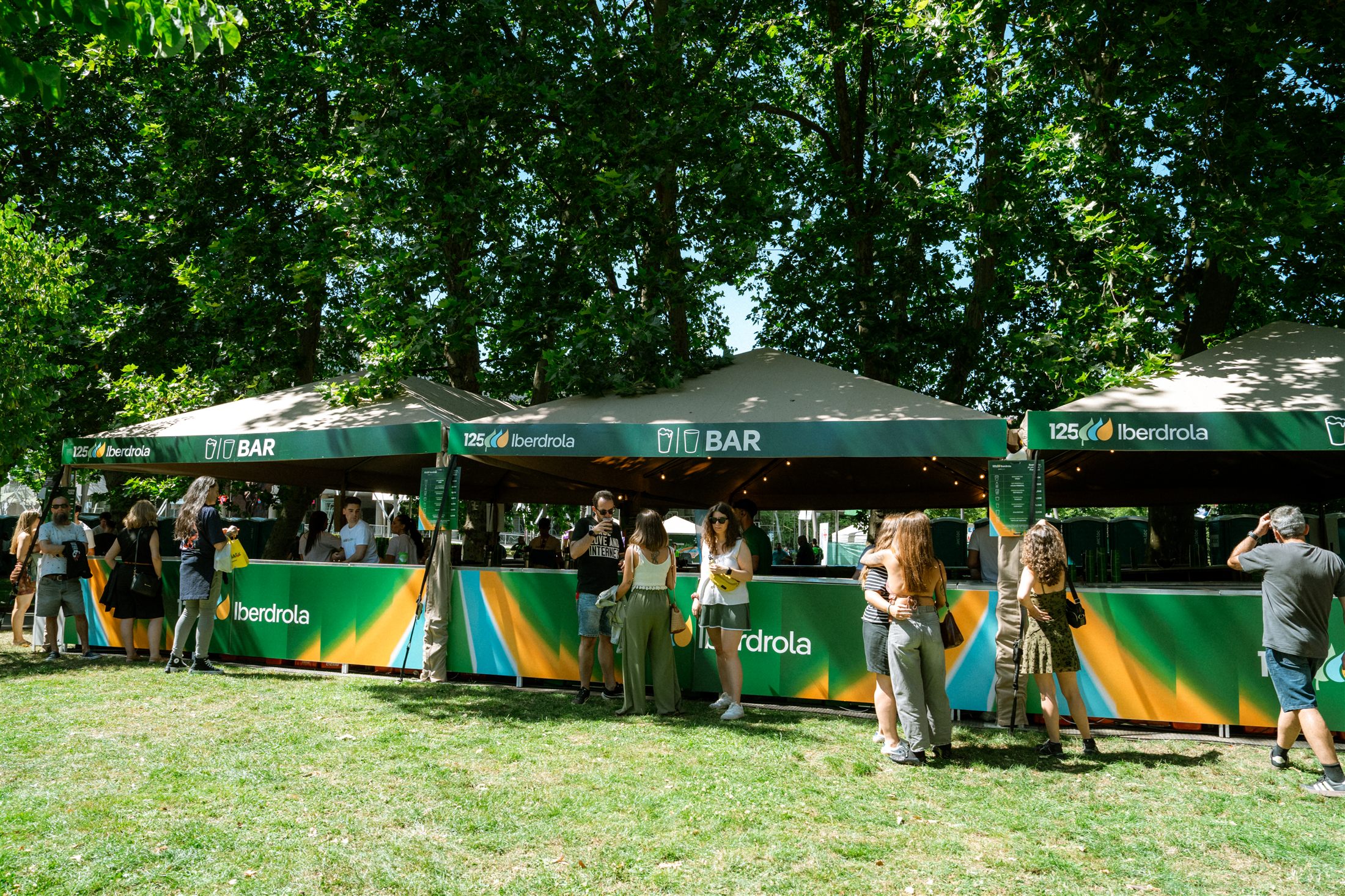 Ambiente de público entre palmeras en el Iberdrola Music Festival de Bilbao - fotografía de Noland Live