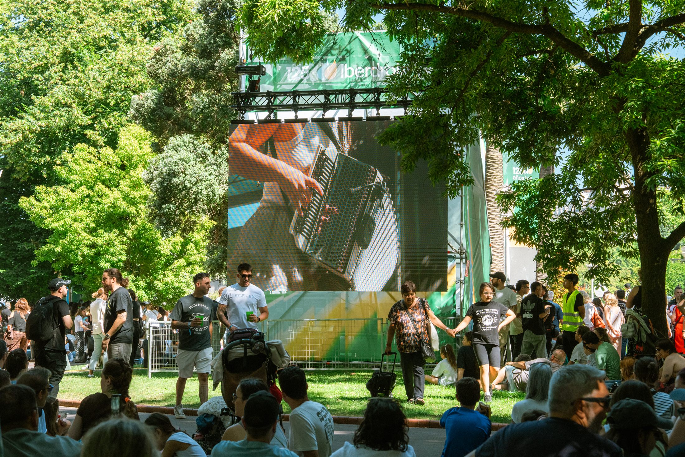 Asistentes disfrutando del ambiente del Iberdrola Music Festival en Bilbao - fotografía de Noland Live