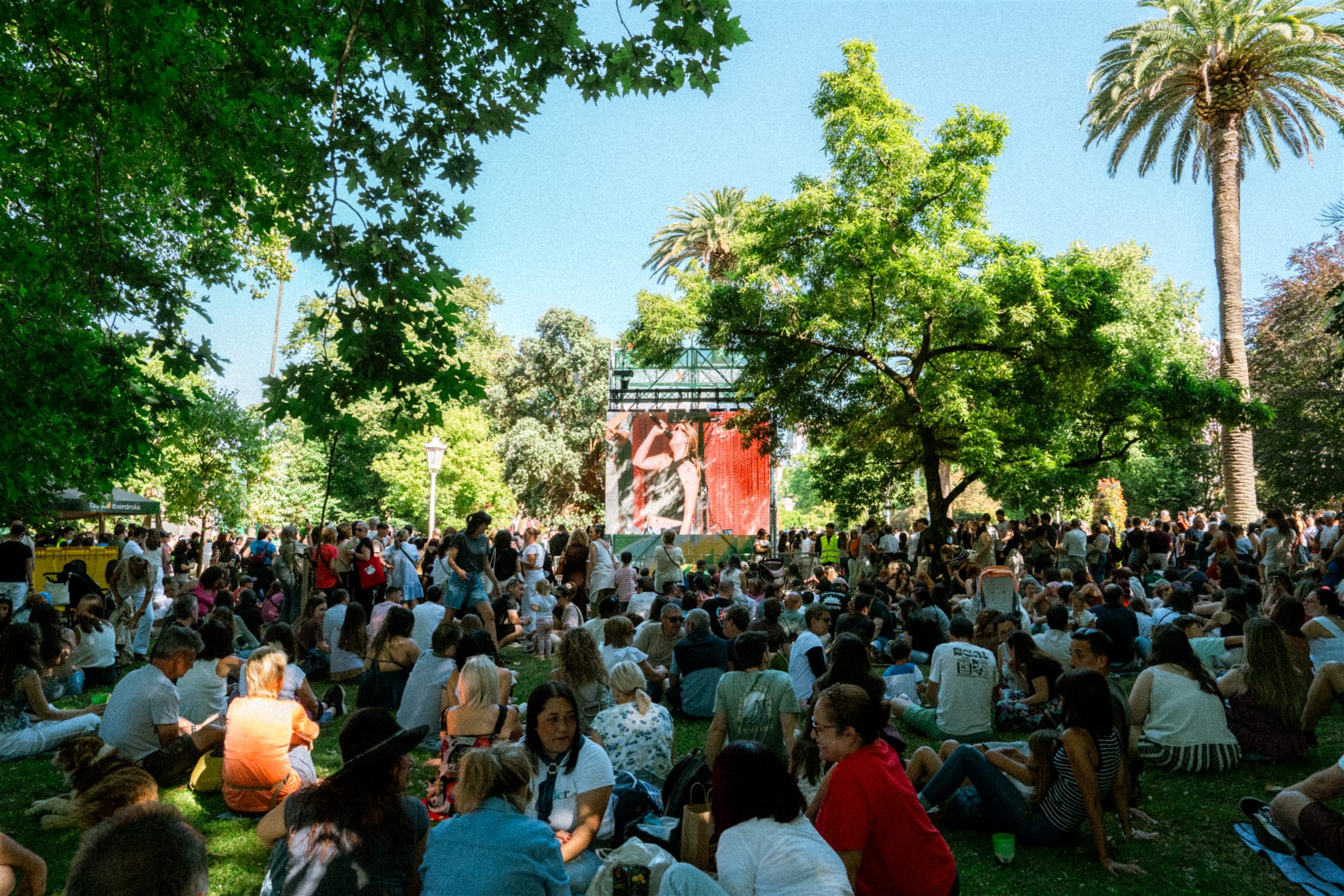 Ambiente diurno del Iberdrola Music Festival en Bilbao - fotografía de Noland Live