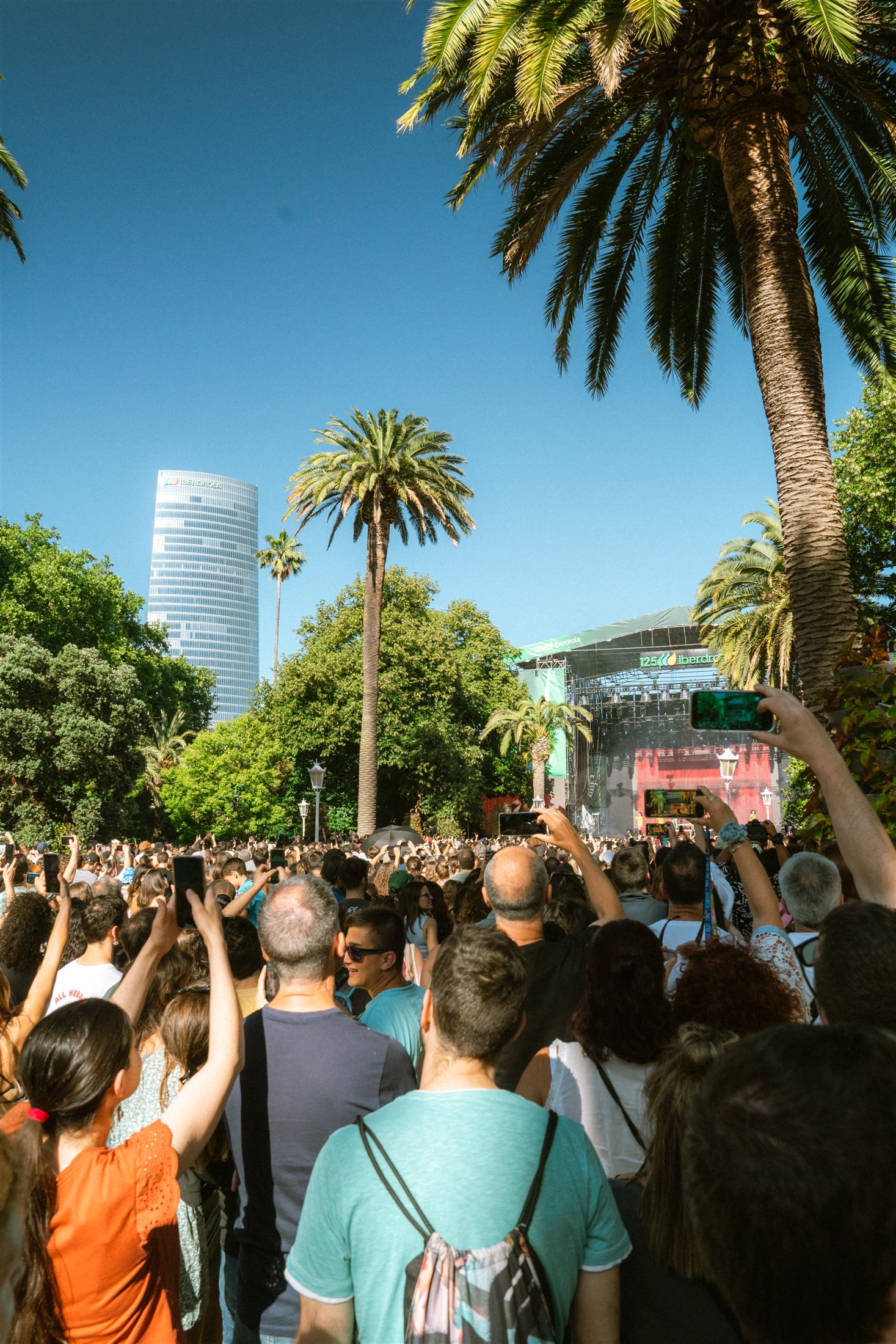Público levantando los móviles durante un concierto del Iberdrola Music Festival en Bilbao - fotografía de Noland Live