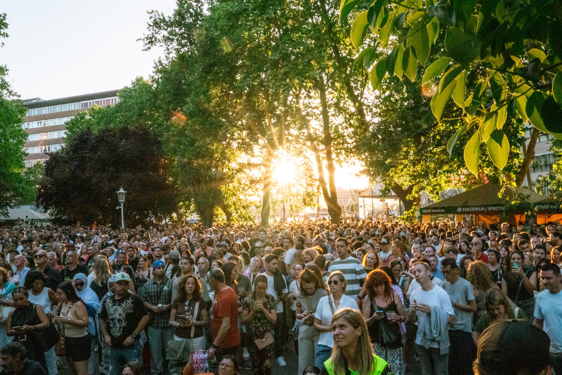 Ambiente del Iberdrola Music Festival en Bilbao al atardecer - fotografía de Noland Live
