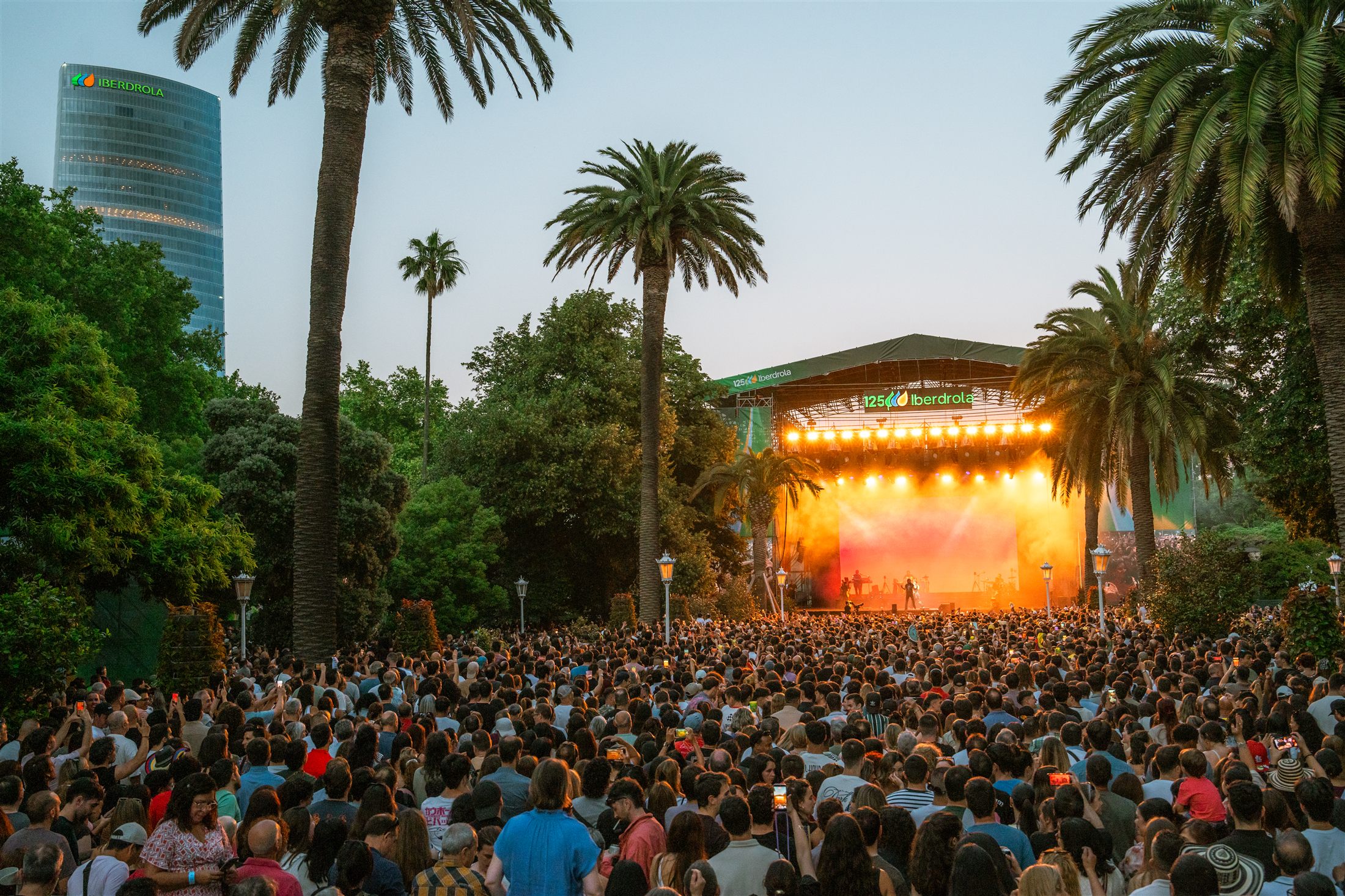 Escenario del Iberdrola Music Festival iluminado en tonos cálidos al atardecer en Bilbao - fotografía de Noland Live