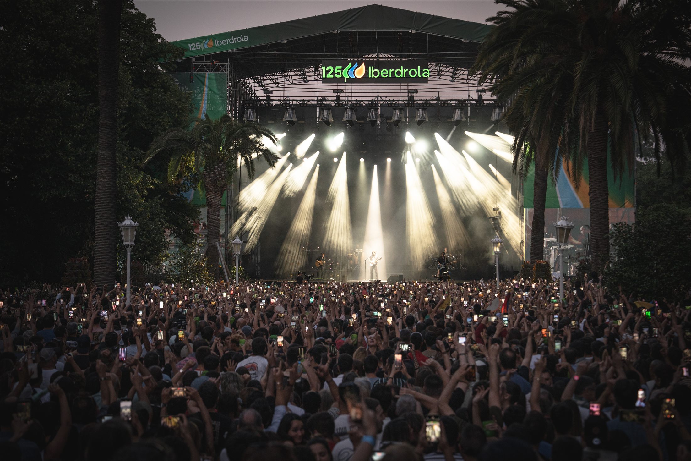 Ambiente nocturno del Iberdrola Music Festival en Bilbao - fotografía de Noland Live