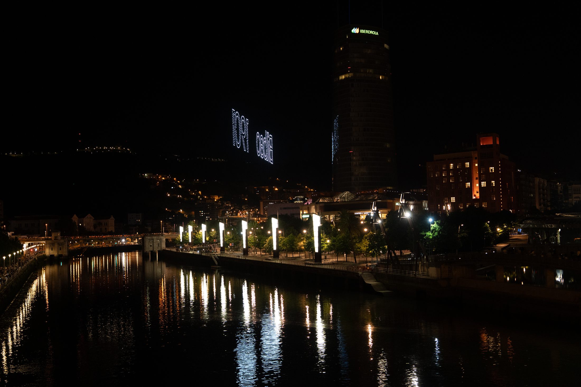 Público disfrutando del Iberdrola Music Festival en Bilbao por la noche - fotografía de Noland Live
