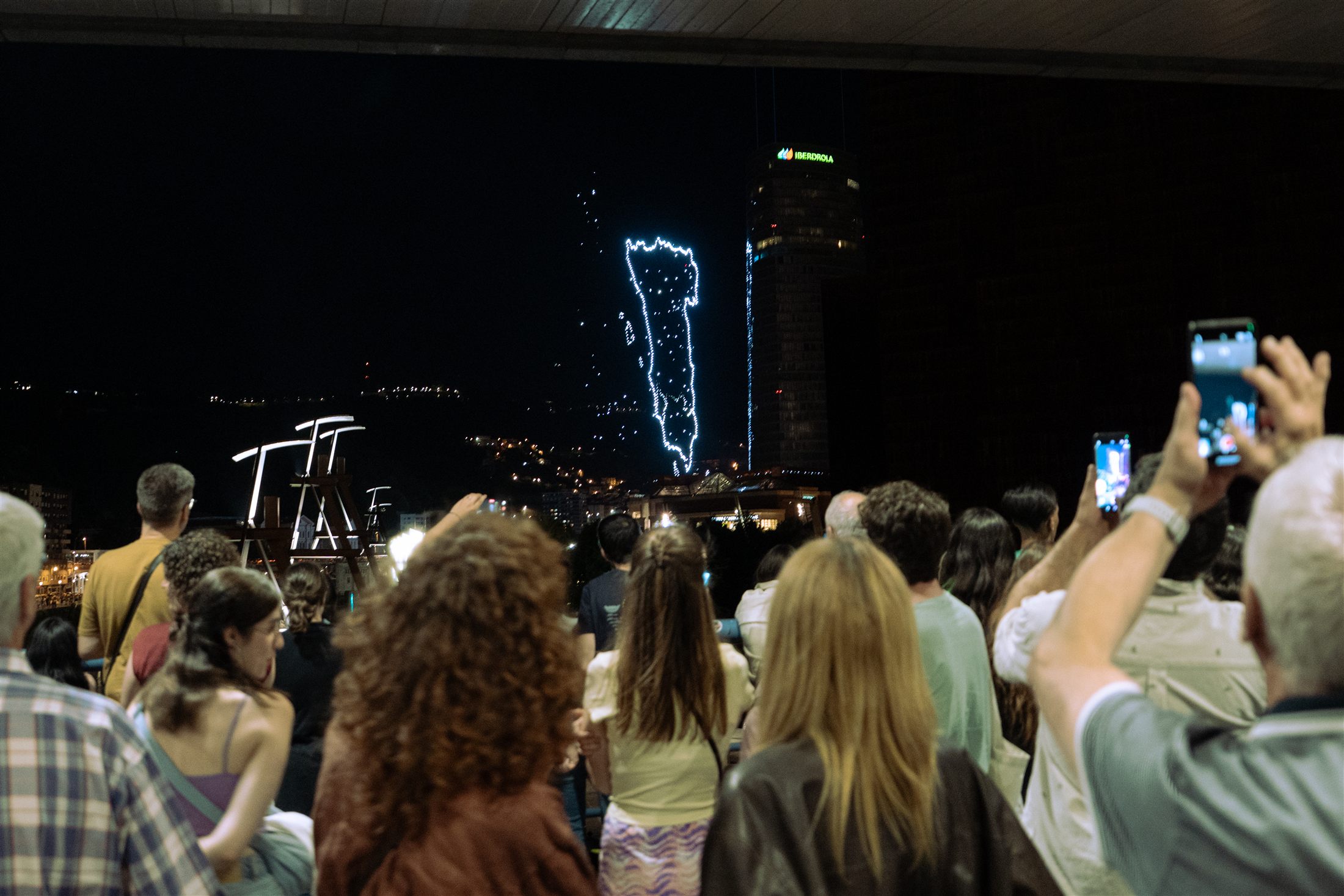 Show de drones formando el mapa del País Vasco sobre Bilbao, cierre del Iberdrola Music Festival - fotografía de Noland Live