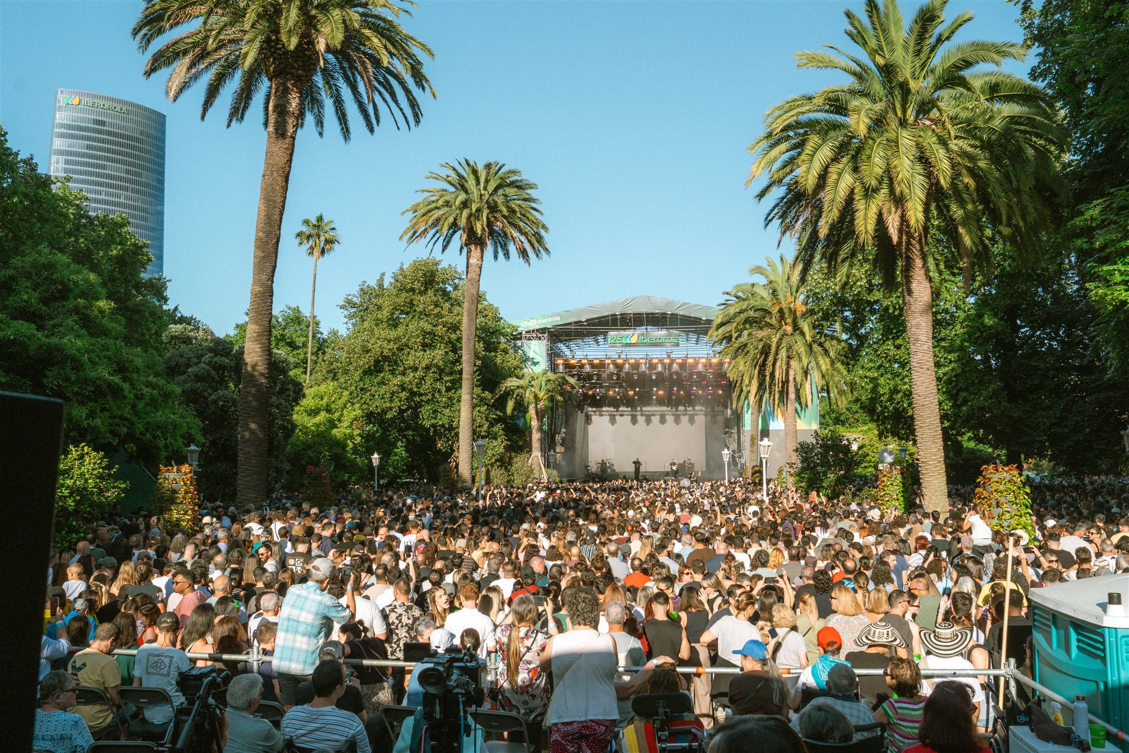 Escenario del Iberdrola Music Festival entre palmeras con el público al frente
