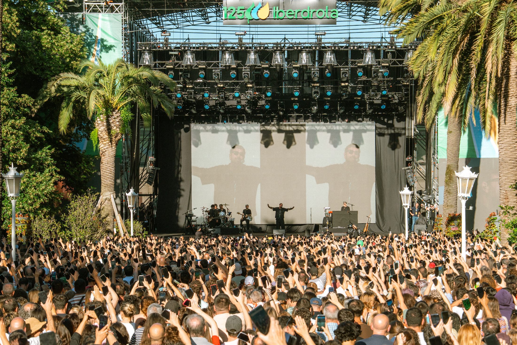 Público con los móviles en alto durante el Iberdrola Music Festival