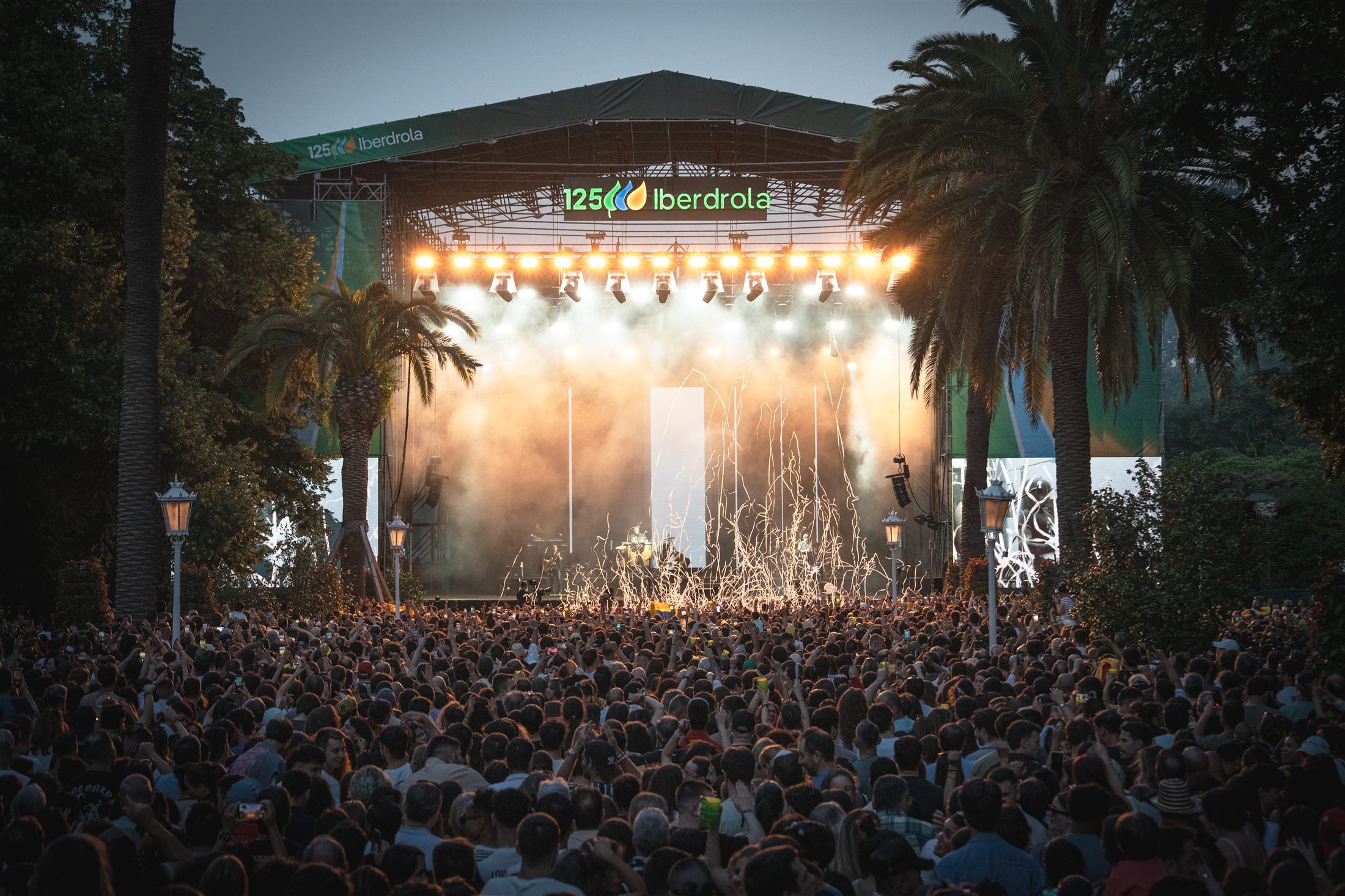 Confeti cayendo sobre el escenario del Iberdrola Music Festival al atardecer