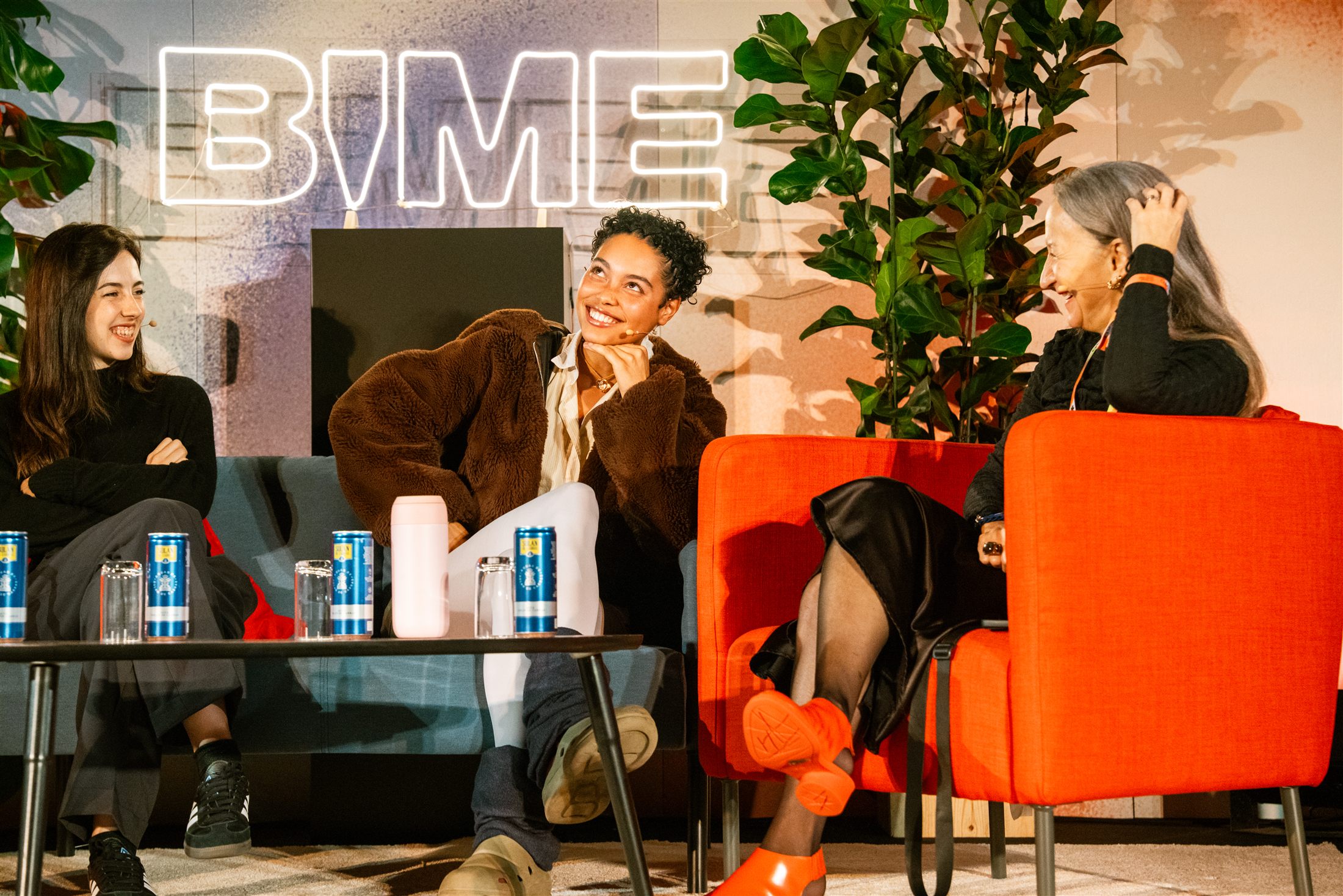 Mesa redonda con público en un panel de BIME