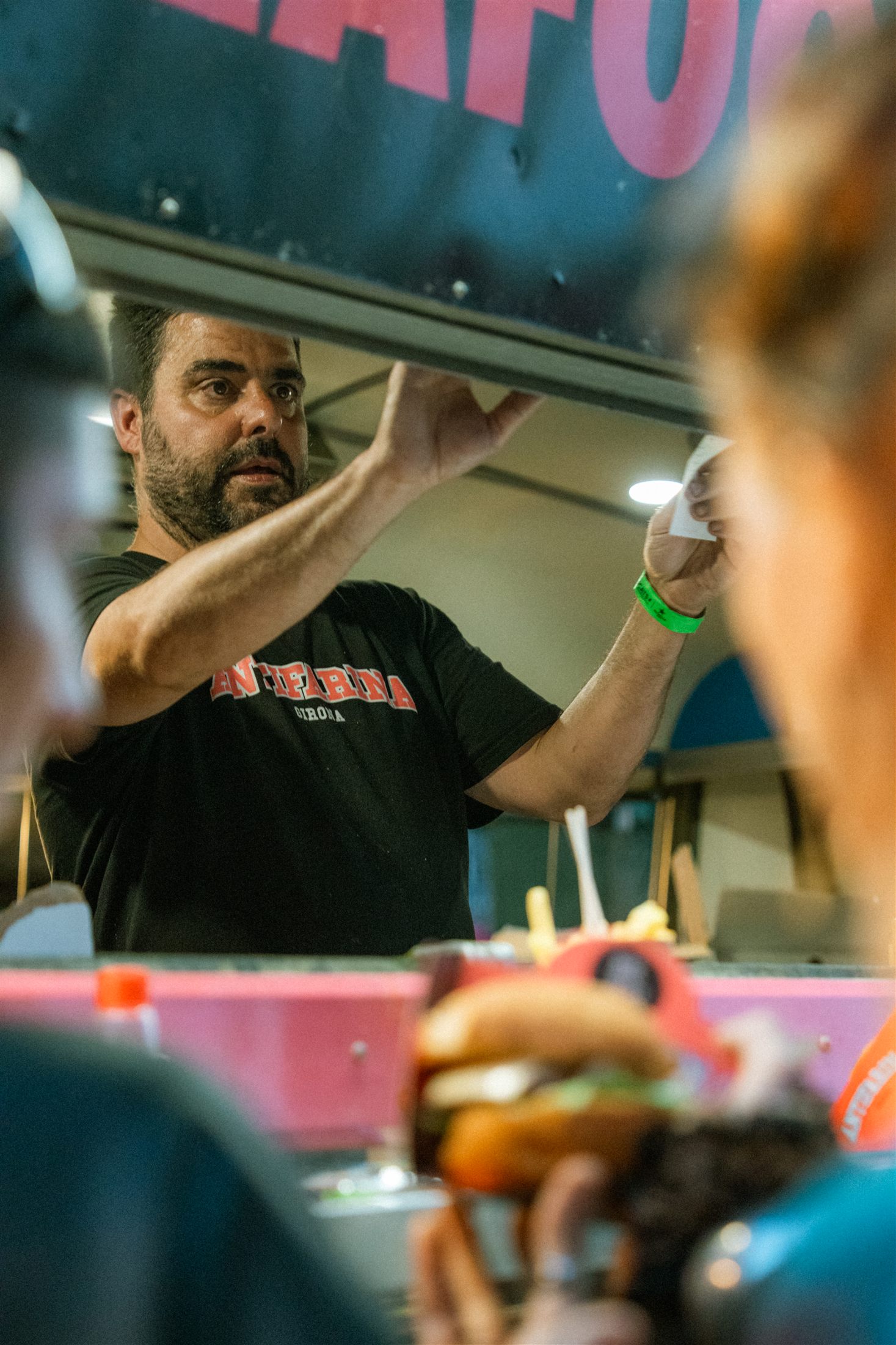 Puesto de comida callejera durante un festival