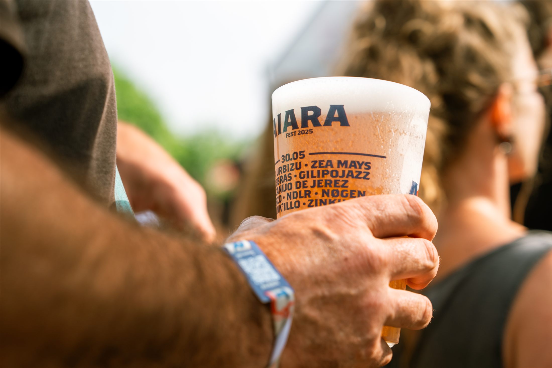 Vaso de Aiara Fest 2025 con el cartel del festival