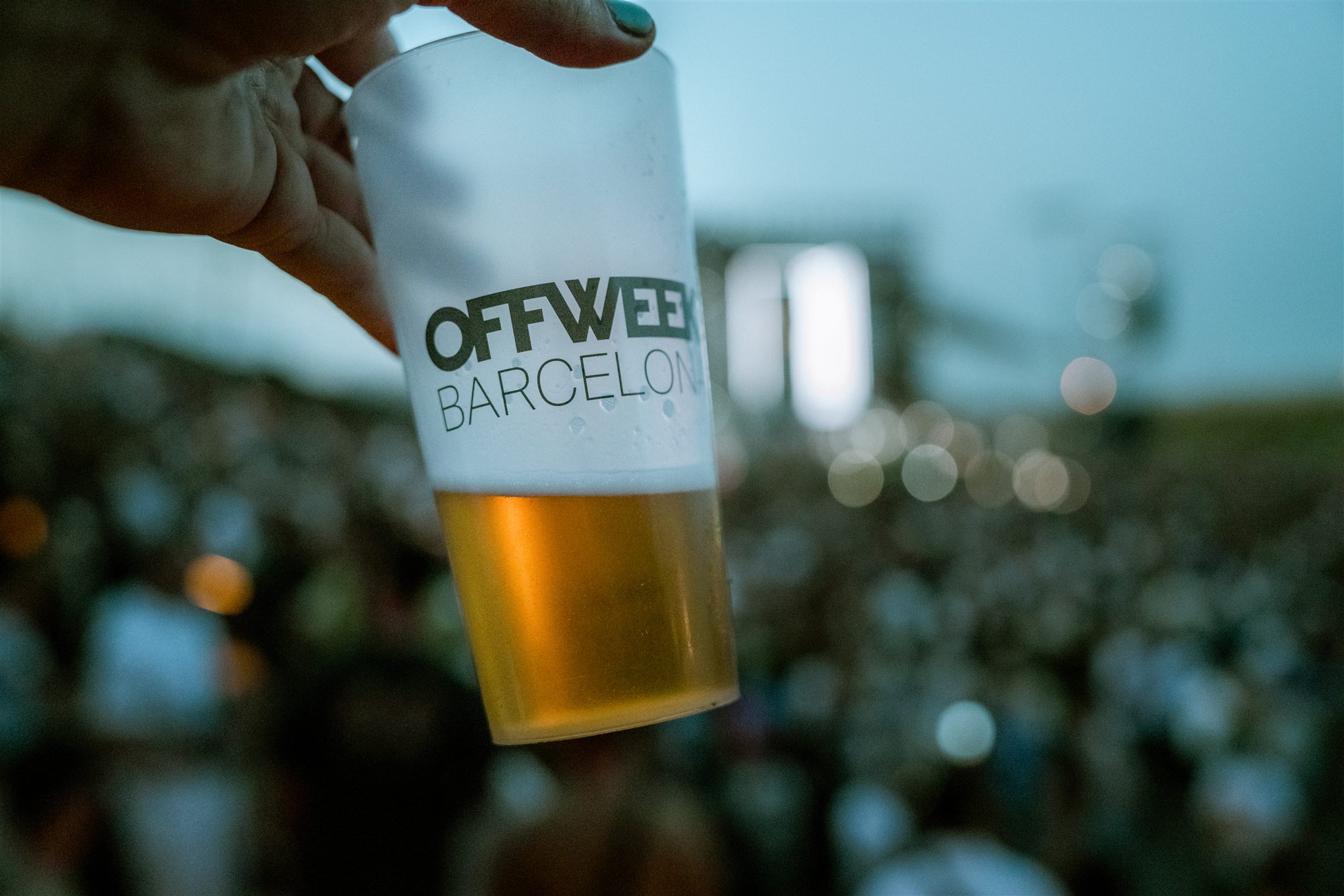 Vaso de cerveza de OFFWEEK Barcelona en primer plano