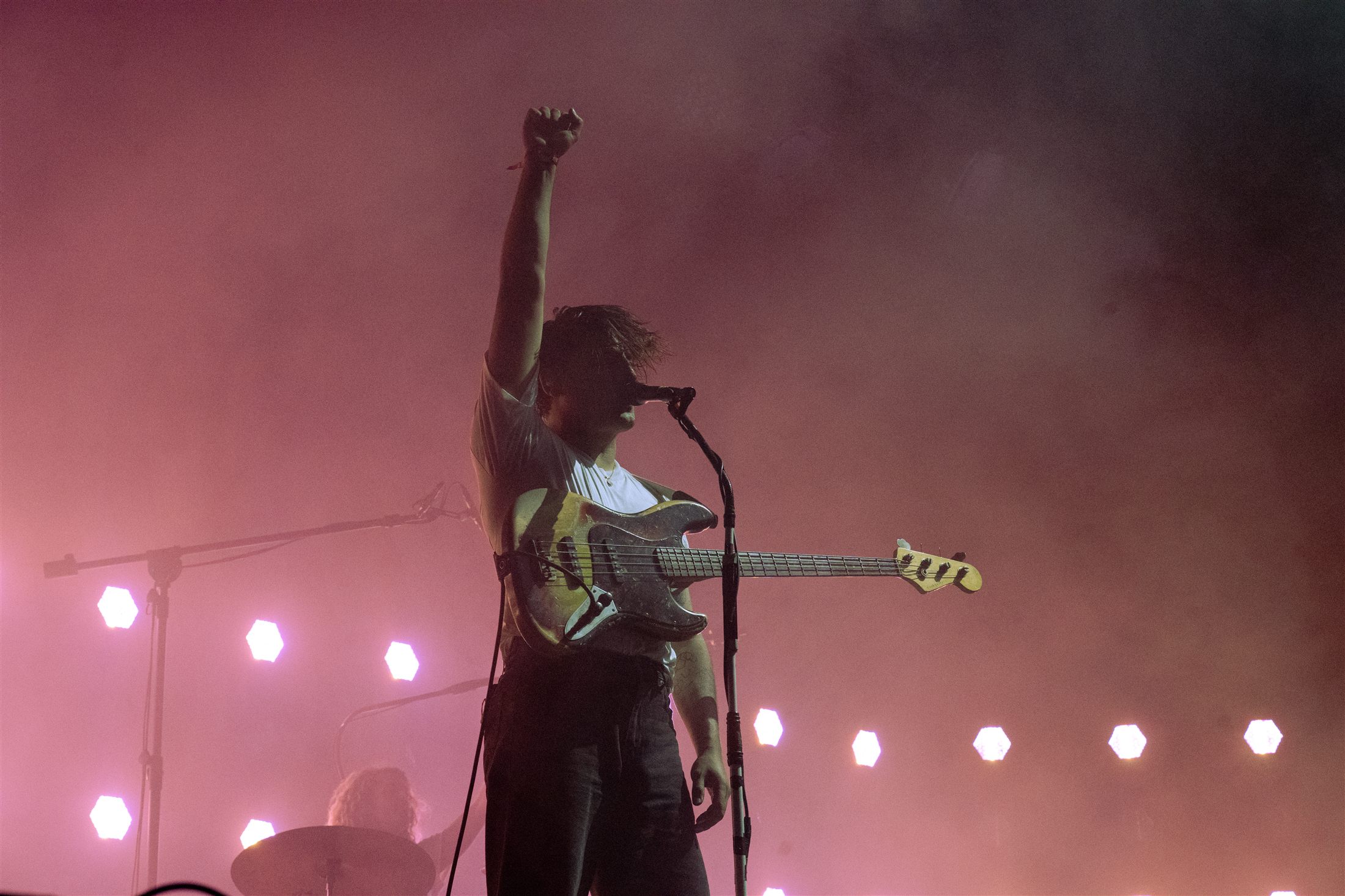 Cantante de Sexy Zebras con el puño en alto sobre el escenario - fotografía de Noland Live